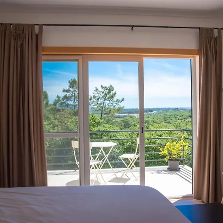 Casa Gemeos アルコバサ